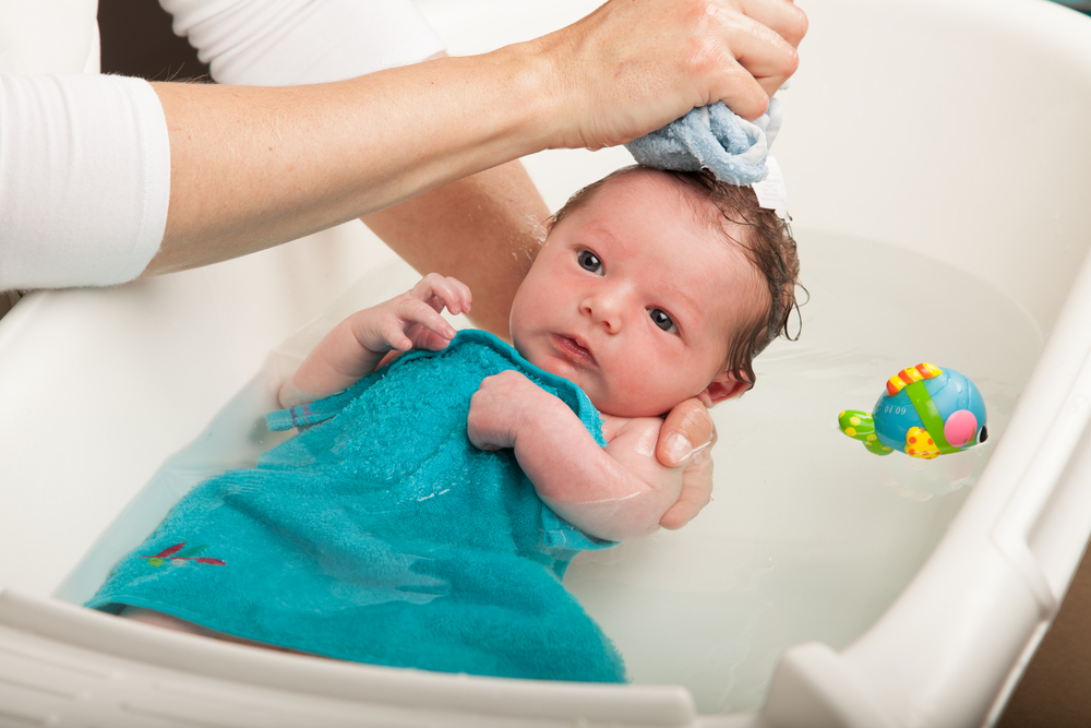 En detalle físicamente Inmuebles Cómo bañar a tu recién nacido – Baby-Lact
